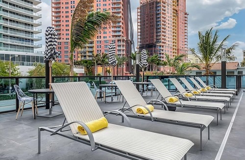 Lauderdale Beach Hotel | Nature Escape! Walk to the Beach! Spacious Unit, Pool