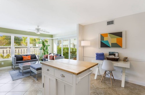 Park Shore Condo | Park Shore Upscale modern condo West of 41, patio w/grill & covered parking
