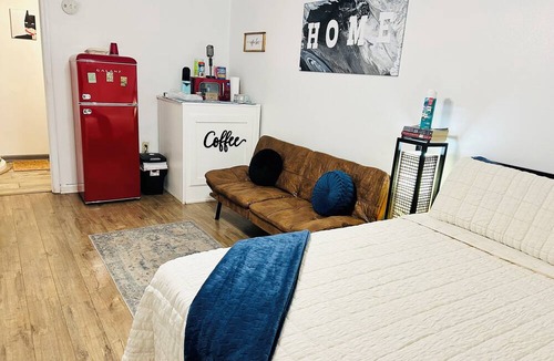 Salem Apartment | The Cozy King Studio #1