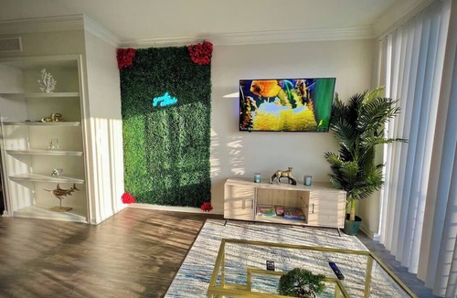 South Central Houston Apartment | Tropical Breeze - 2BR - FIFA World Cup - Walk to NRG - Pool - Gym - Sleep 6