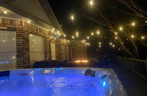 Kingston House | Luxury-Sleeps16-SPA-GameRoom-FirePit-Casino-EV-Pet