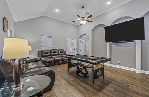 Bellmead House | Casa Villa de Mando! Minutes away from Silos & BU
