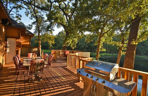 Kingston House | Tranquil Texoma Lake House w/private lake on .5 acres & steps from Lake Texoma