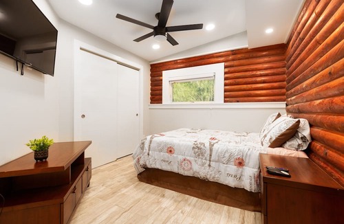 Jupiter Farms Cabin | Charming Jupiter Farms Real Log Cabin - 3 Bed/2 Bath. Pet friendly & big yard