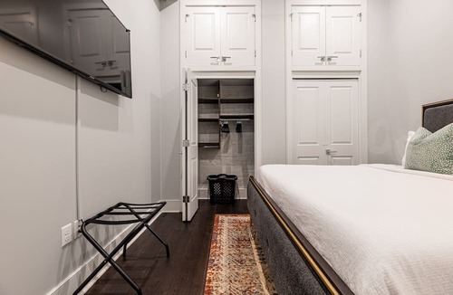 Central Business District Apartment | 🌙 Oversized Downtown Condo with Private Terrace🌙 - The Crescent