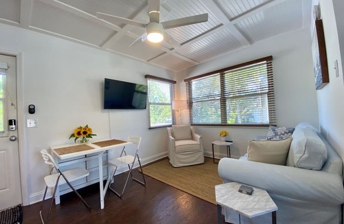 West Palm Beach Apartment | 1/1 steps from downtown w/bikes. clean & comfortable