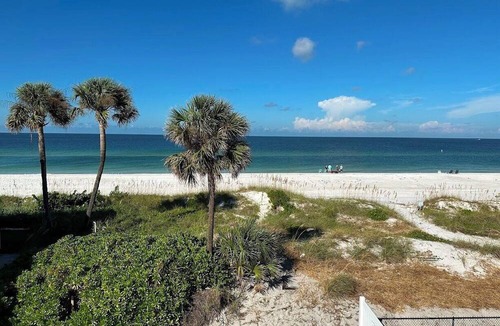 Bradenton Beach Condo | Club Bamboo South unit 225, Anna Maria Island - Gulf Front Studio, ocean view, maximum occupancy of 4 people.