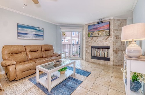 Independence Square Condo | Gulf and Intracoastal Views! WALK TO 4 OR 5 RESTAURANTS & MORE!
