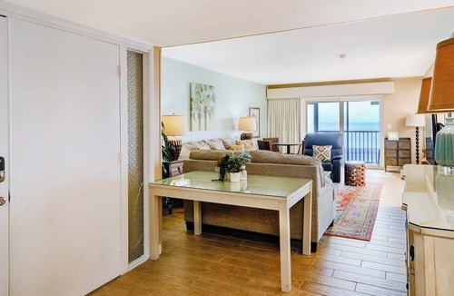 Holmes Beach Condo | Coastal Luxury on the Gulf | Pool, Tennis & Trolley Beachfront Bliss on Anna Maria Island | Sleeps 6