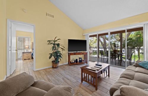 Plantation Condo | 2/2 Vaulted Ceiling 10 Min to beach on golf course