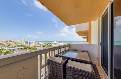 Hollywood South Central Beach Condo | Walk to Hollywood Beach: Coastal Condo w/Views!