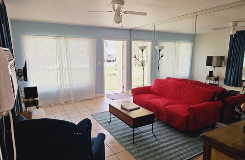 East Fort Lauderdale Apartment | Waterfront Cottage, pool, walking to the Beach and Lauderdale by the Sea Center