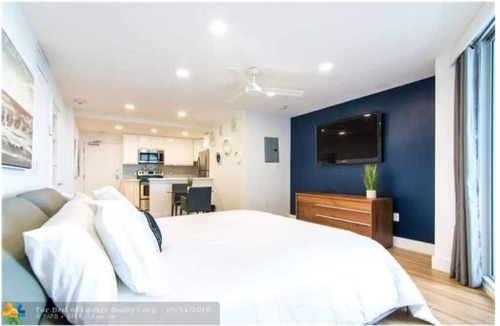 Galt Mile Apartment | Oceanfront Studio w/balcony & Private Beach - Walk to shops & Dining