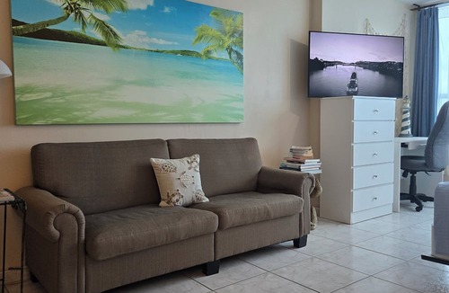 Mid Beach Apartment | AMAZING BCHFRNT UNIT WITH POOL,TIKKI BAR, FREE PARKNG, WI-Fi, GYM & TENNIS COURT