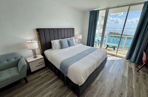Coconut Grove Condo | Balcony Ocean Views | Pool, Gym, Wi-Fi & Parking