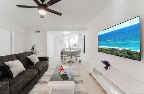Boca Raton Apartment | Luxury Waterfront Boca w. Pool, Hot Tub, Boat Views
