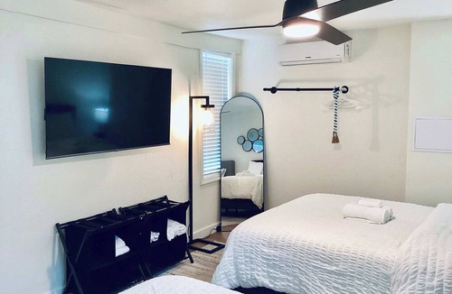 Kemah House | Boardwalk Bungalow 1 For 6