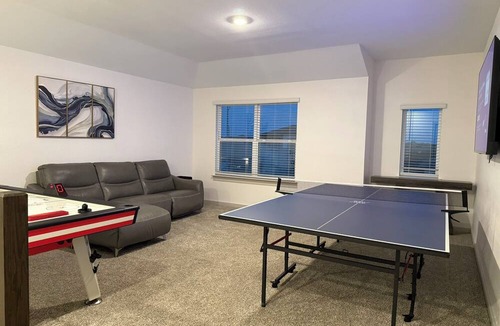 Richmond House | Spacious 5 BR 3 Bath with Ping Pong Table and Air Hockey