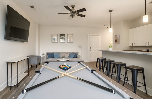 Glen Iris Apartment | Family & Group Retreat|3 Queens Beds + Pool Table 2nd
