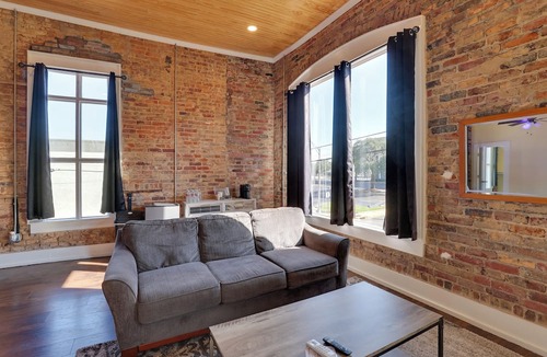 Marshall Apartment | Walk to Courthouse Sq! Loft-Style Marshall Studio