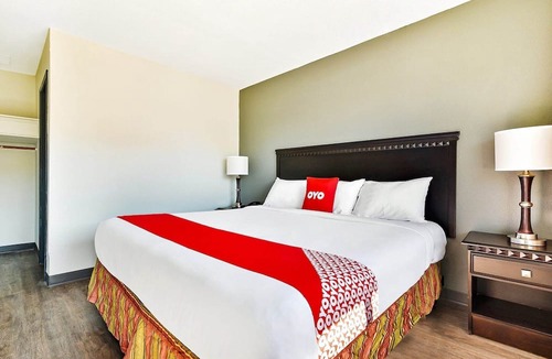Shreveport Apartment | King Bed Accessible| Walkin