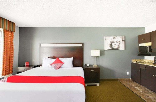 Texarkana Apartment | King Bed Smoking Walkin