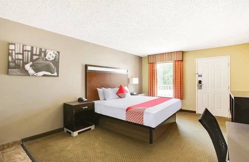 Texarkana Apartment | King Bed Smoking Walkin