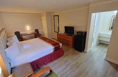 Texarkana Apartment | King Bed Non-Smoking