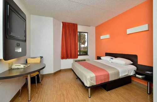 Plano Apartment | 1 Queen Bed | Smoking