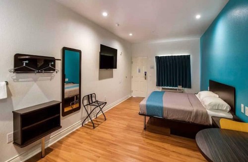 Greater Greenspoint Apartment | 1 King Bed | Mobil Access Tub Nsmk Micfridg