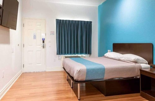 Greater Greenspoint Apartment | 1 King Bed | Mobil Access Tub Nsmk Micfridg