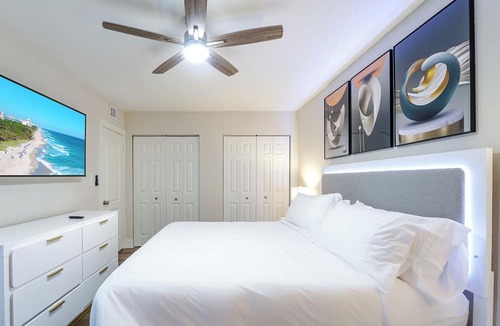 Boca Raton Condo | Central Boca Condo - 2 King Beds - Pool - Near FAU