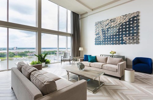 League City Hotel | Relaxing Room with Swimming Pool & Nautical Décor for a Perfect Getaway