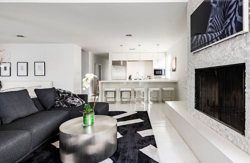 East Riverside Apartment | Designer Penthouse on Magazine Street w/Balcony