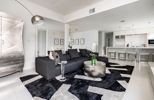 East Riverside Apartment | Designer Penthouse on Magazine Street w/Balcony