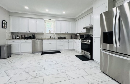 Beaumont House | Newly remodeled Signature Home 4BR 3BA with 6 Beds