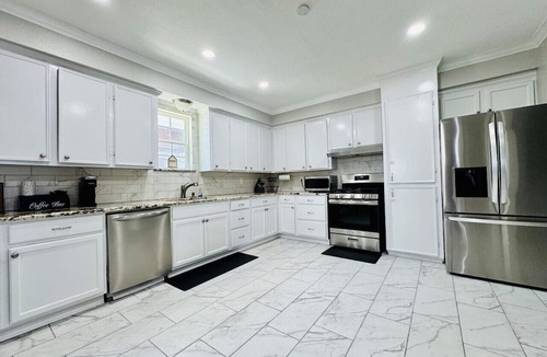 Beaumont House | Newly remodeled Signature Home 4BR 3BA with 6 Beds