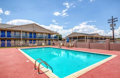 Broadmoor Apartment | 2 Full Beds | Non-Smoking,