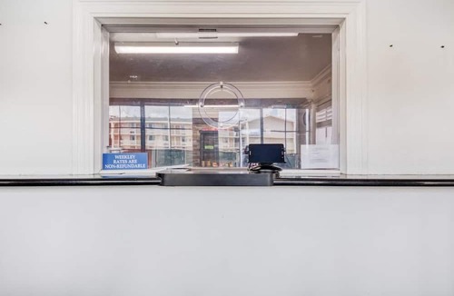 Broadmoor Apartment | 2 Full Beds | Non-Smoking,