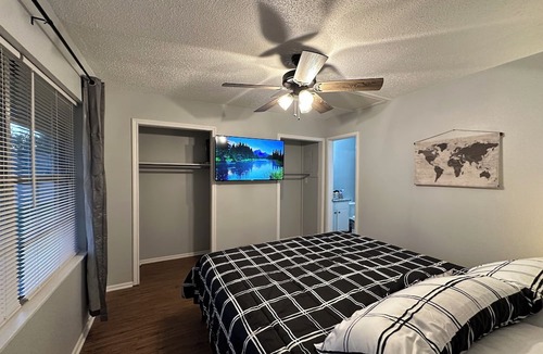 Texarkana Apartment | Piney Woods 5 - King Bed