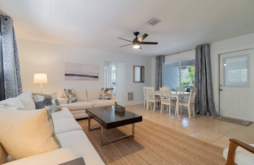 Palm Beach Shores Cottage | Spring Deals! Seaglass Cottage quick walk to the Beach, Shops & Cafes, Dog Yes!, Free Parking