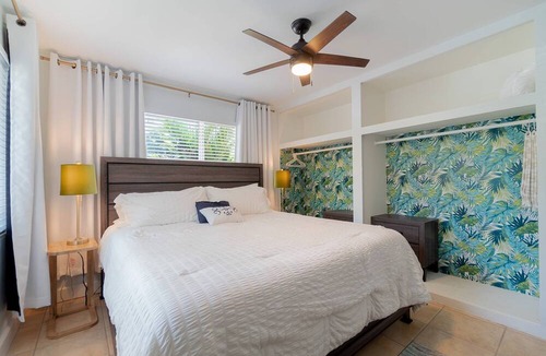 Palm Beach Shores Cottage | Spring Deals! Seaglass Cottage quick walk to the Beach, Shops & Cafes, Dog Yes!, Free Parking