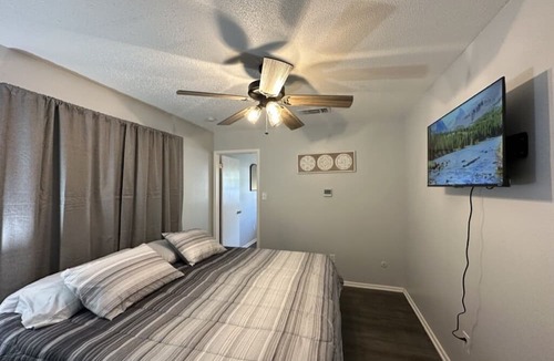 Texarkana Apartment | Piney Woods 8 - King Bed