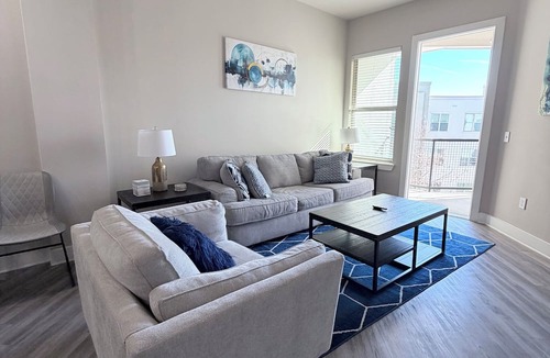Dallas Apartment | POOL VIEW/DOWNTOWN DALLAS/MEDICAL DISTRICT/DALLAS LOVE FIELD