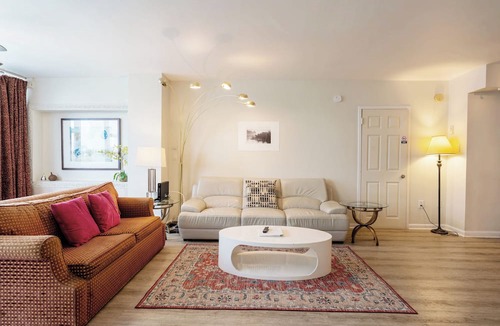 Galt Mile Condo | Lovely One-Bedroom Partial Oceanview Condo at Ocean Manor Resort
