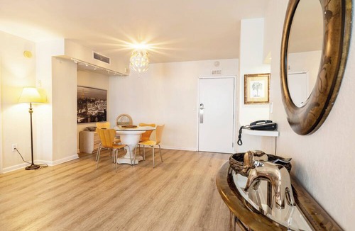 Galt Mile Condo | Lovely One-Bedroom Partial Oceanview Condo at Ocean Manor Resort