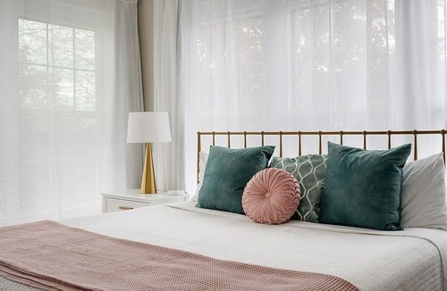 Kessler Apartment | Pinterest-worthy retreat in the heart of Dallas. The Valdivian offers a spacious, sunlit escape with curated decor, a dreamy coffee station, gated parking, and a superhost who thinks of everything. Steps from Bishop Arts. Guests call it a hidden gem.