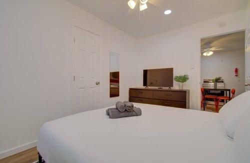 Greater East End Apartment | Heart of Houston - 2-BD/1-BA with Grill