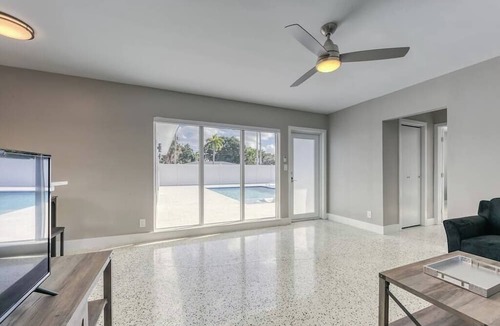 Wilton Manors Apartment | 2025-A Sunshine Manors