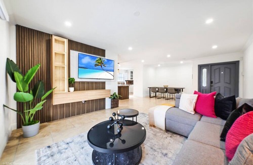 Westchester House | La Femme Luxury Escape/5 Bed rooms/Htd Pool/Mini Golf/Pickleball/Jacuzzi/BBQ